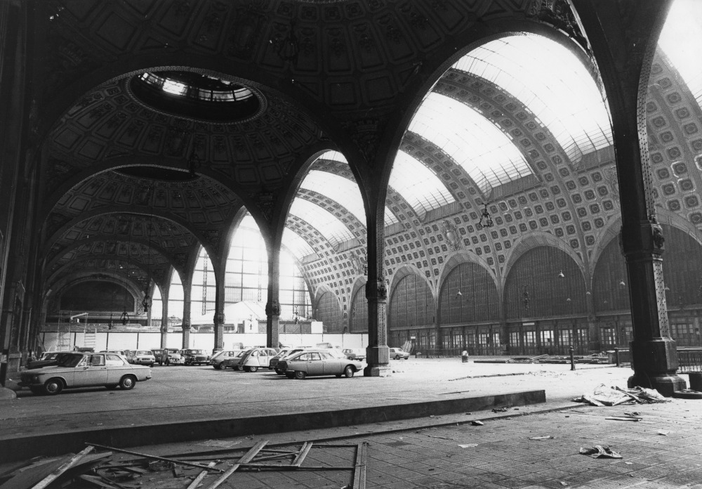 Voitures garées dans la gare d'Orsay