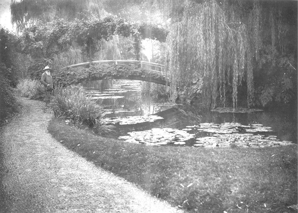 Claude Monet devant son étang de Giverny