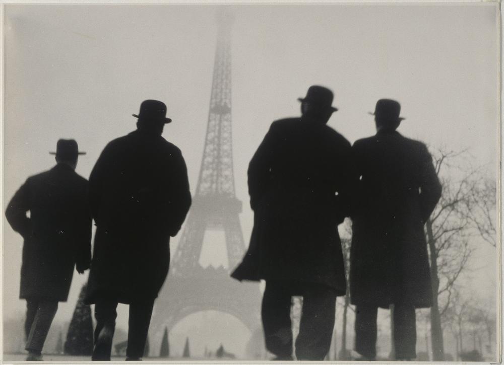 Else Thaleman, 4 hommes de dos regardant la Tour Eiffel