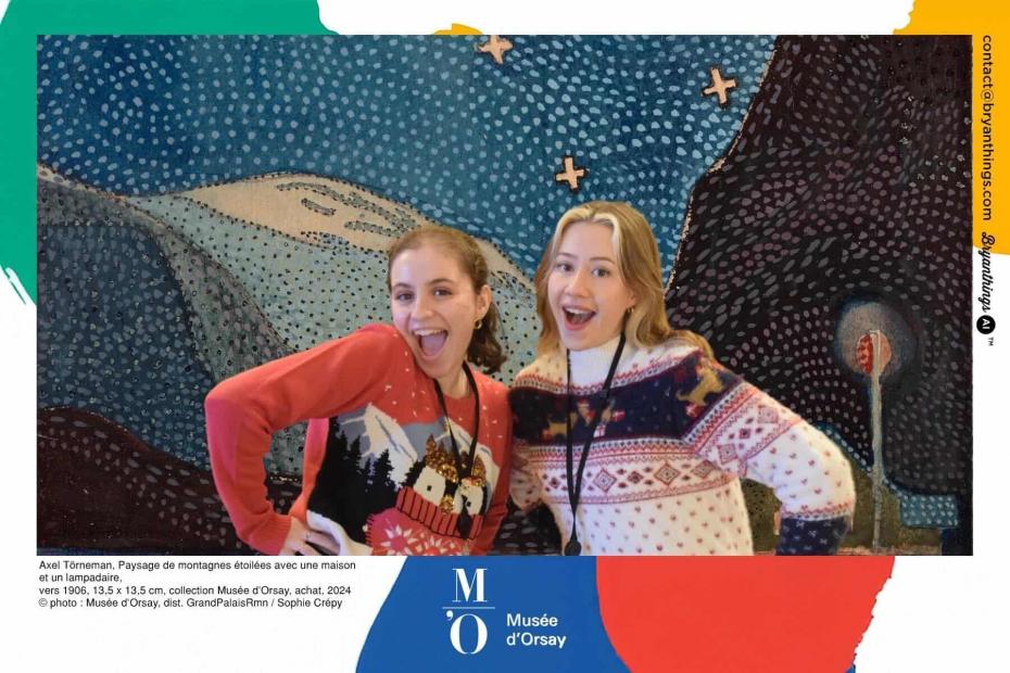 Photobooth, en fond : Axel Törneman, Paysage de montagnes étoilées avec une maison et un lampadaire, vers 1906, 13.5x1.35 collection du musée d'Orsay, achat 2024 photo : musée d'Orsay / Sophie Crépy