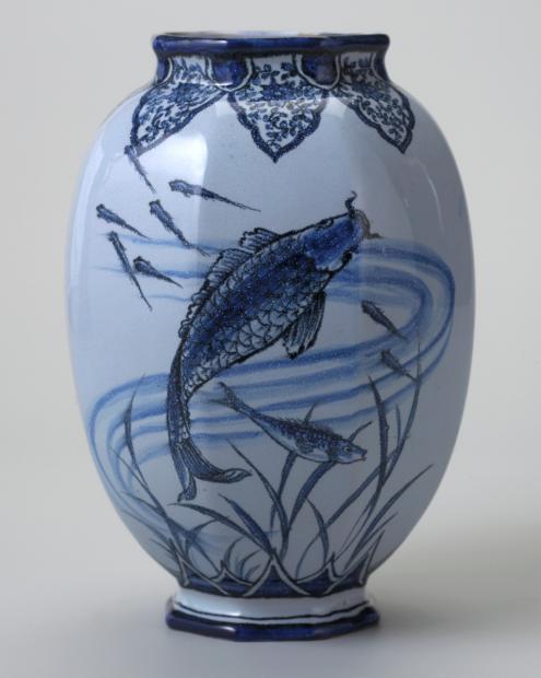 Charles Gallé, Emile Gallé, Manufacture de Raon-L'Etape Vase, après 1875 Faïence, décor de camaïeu bleu de grand feu sur émail stannifère bleuté H. 17 ; L. 11,5 cm. Collection Musée d'Orsay Donation Mme Antonin Rispal, 2005 © photo : Musée d’Orsay, Dist. RMN-Grand Palais / Patrice Schmidt