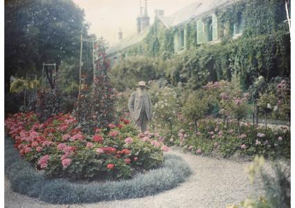 Claude Monet devant sa maison à Giverny