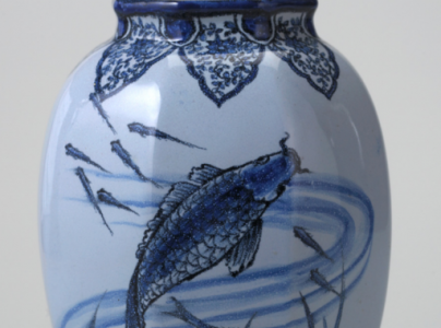 Charles Gallé, Emile Gallé, Manufacture de Raon-L'Etape Vase, après 1875 Faïence, décor de camaïeu bleu de grand feu sur émail stannifère bleuté H. 17 ; L. 11,5 cm. Collection Musée d'Orsay Donation Mme Antonin Rispal, 2005 © photo : Musée d’Orsay, Dist. RMN-Grand Palais / Patrice Schmidt